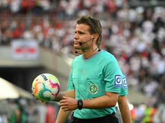 Schiedsrichter Felix Brych verlässt nach einem Spiel den Platz. Schiedsrichter Felix Brych verlässt nach einem Spiel den Platz.