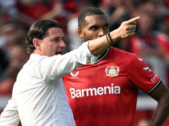 Leverkusens Trainer Gerardo Seoane (l) spricht an der Seitenlinie mit Jonathan Tah. Leverkusens Trainer Gerardo Seoane (l) spricht an der Seitenlinie mit Jonathan Tah.