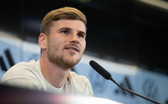 Nationalspieler Timo Werner sitzt während der DFB-Pressekonferenz auf dem Podium.