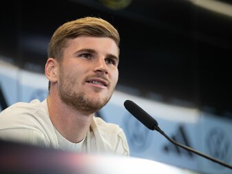 Nationalspieler Timo Werner sitzt während der DFB-Pressekonferenz auf dem Podium. Nationalspieler Timo Werner sitzt während der DFB-Pressekonferenz auf dem Podium.
