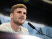 Nationalspieler Timo Werner sitzt während der DFB-Pressekonferenz auf dem Podium.