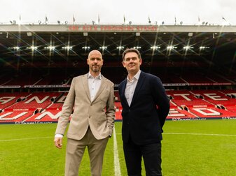 Manchester United um Trainer Erik ten Hag (l) und Fußballdirektor John Murtough will auf dem Transfermarkt etwas weniger investieren. Manchester United um Trainer Erik ten Hag (l) und Fußballdirektor John Murtough will auf dem Transfermarkt etwas weniger investieren.