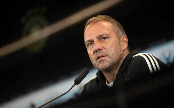 Bundestrainer Hansi Flick spricht bei einer Pressekonferenz.