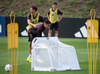 Jamal Musiala (M) hatte sich im DFB-Training leicht verletzt. Jamal Musiala (M) hatte sich im DFB-Training leicht verletzt.