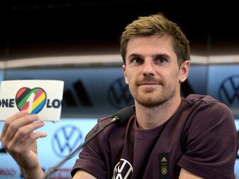 Jonas Hofmann präsentiert die «One Love»-Binde. Jonas Hofmann präsentiert die «One Love»-Binde.