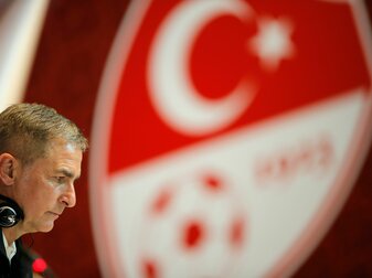 Stefan Kuntz ist der Cheftrainer der türkischen Fußball-Nationalmannschaft. Stefan Kuntz ist der Cheftrainer der türkischen Fußball-Nationalmannschaft.