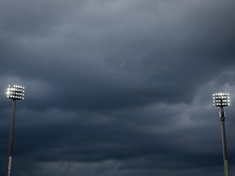 Als Reaktion auf die Energiekrise hat der englische Viertligist Mansfield Town die Anstoßzeit eines Heimspiels vorverlegt Als Reaktion auf die Energiekrise hat der englische Viertligist Mansfield Town die Anstoßzeit eines Heimspiels vorverlegt