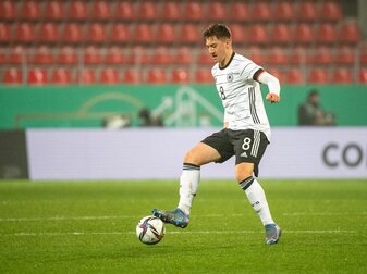 Verletzungsbedingt fällt Jonathan Burkhardt aus. Deshalb führt Angelo Stiller die U21 National-Mannschaft als Kapitän gegen Frankreich an. Verletzungsbedingt fällt Jonathan Burkhardt aus. Deshalb führt Angelo Stiller die U21 National-Mannschaft als Kapitän gegen Frankreich an.