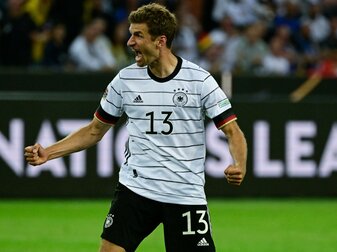 Müller führt DFB-Auswahl als Kapitän aufs Feld Müller führt DFB-Auswahl als Kapitän aufs Feld