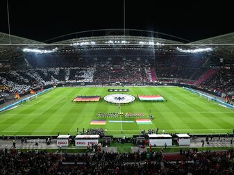 Spieler halten eine Schweigeminute für den deutschen gestorbenen Fußballspieler Uwe Seeler. Anschließend hört man laute «Uwe»-Chorgesänge. Spieler halten eine Schweigeminute für den deutschen gestorbenen Fußballspieler Uwe Seeler. Anschließend hört man laute «Uwe»-Chorgesänge.