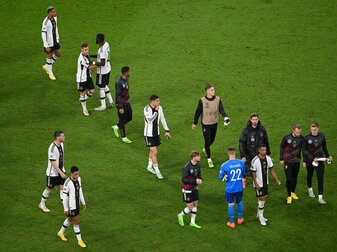 Deutschlands Spieler verlassen nach der Partie das Spielfeld. Deutschlands Spieler verlassen nach der Partie das Spielfeld.