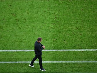 Bundestrainer Hansi Flick nahm sein Team nach der Niederlage gegen Ungarn aus der Schusslinie. Bundestrainer Hansi Flick nahm sein Team nach der Niederlage gegen Ungarn aus der Schusslinie.