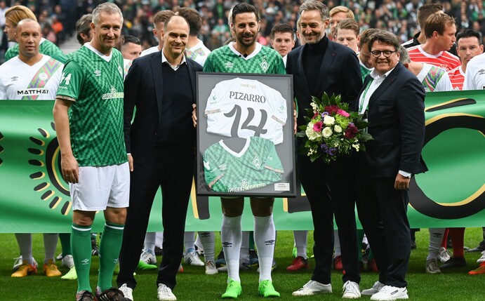 Claudio Pizarro (M) wurde in Bremen offiziell verabschiedet.