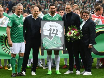Claudio Pizarro (M) wurde in Bremen offiziell verabschiedet. Claudio Pizarro (M) wurde in Bremen offiziell verabschiedet.