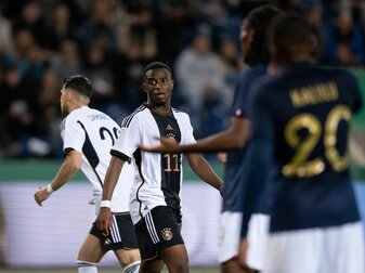 Youssoufa Moukoko (2.v.l.) geht von einer Leistungssteigerung gegen England aus. Youssoufa Moukoko (2.v.l.) geht von einer Leistungssteigerung gegen England aus.