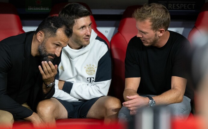 FCB-Sportvorstand Hasan Salihamidzic (l) stärkt Trainer Julian Nagelsmann (r) den Rücken.