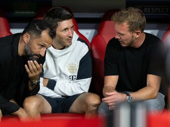 FCB-Sportvorstand Hasan Salihamidzic (l) stärkt Trainer Julian Nagelsmann (r) den Rücken. FCB-Sportvorstand Hasan Salihamidzic (l) stärkt Trainer Julian Nagelsmann (r) den Rücken.