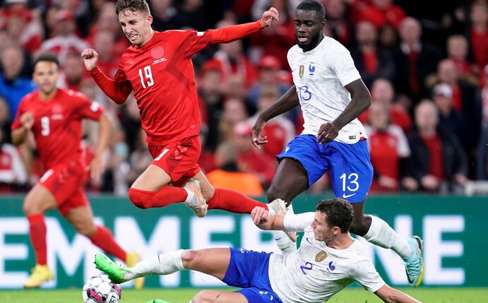 Frankreich um Benjamin Pavard (u) verlor in Dänemark.