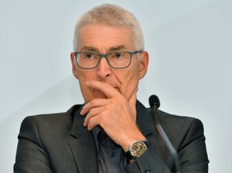 Schiedsrichter-Boss Fröhlich räumt Fehler ein Schiedsrichter-Boss Fröhlich räumt Fehler ein