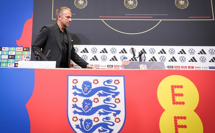 Bundestrainer Hansi Flick kommt zur Abschlusspressekonferenz in London.