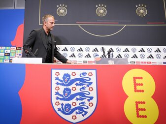 Bundestrainer Hansi Flick kommt zur Abschlusspressekonferenz in London. Bundestrainer Hansi Flick kommt zur Abschlusspressekonferenz in London.