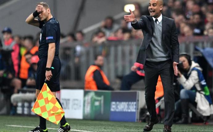Die Spieler des FC Bayern München feiern den frühen Treffer von Arturo Vidal (M). Foto: Peter Kneffel