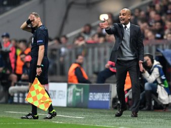 Die Spieler des FC Bayern München feiern den frühen Treffer von Arturo Vidal (M). Foto: Peter Kneffel Die Spieler des FC Bayern München feiern den frühen Treffer von Arturo Vidal (M). Foto: Peter Kneffel