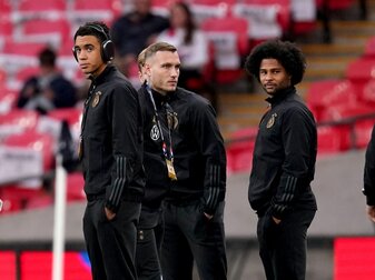 Die deutschen Nationalspieler Jamal Musiala (l-r), David Raum und Serge Gnabry schauen sich vor dem Spiel im Stadion um. Die deutschen Nationalspieler Jamal Musiala (l-r), David Raum und Serge Gnabry schauen sich vor dem Spiel im Stadion um.