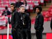 Die deutschen Nationalspieler Jamal Musiala (l-r), David Raum und Serge Gnabry schauen sich vor dem Spiel im Stadion um.