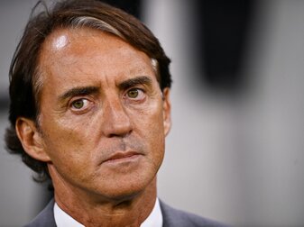 Italiens Trainer Roberto Mancini will den Dezember überstehen. Italiens Trainer Roberto Mancini will den Dezember überstehen.
