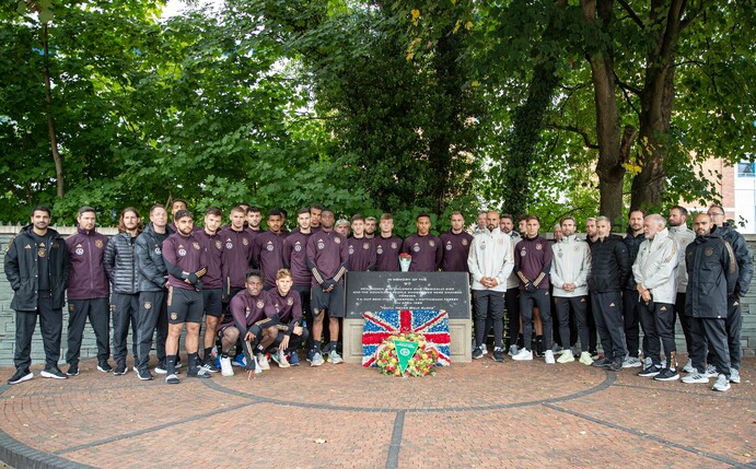 Trainer, Betreuer, Offizielle und Spieler der U21 und des DFB haben an der Gedenkstätte für die Opfer der Hillsborough-Tragödie Aufstellung genommen.