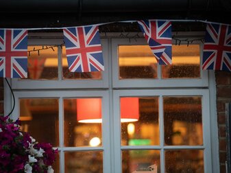 In London gab es in einem Pub Ausschreitungen. In London gab es in einem Pub Ausschreitungen.