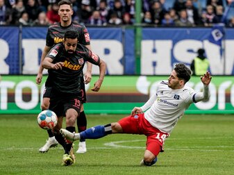 Sapreet Singh (l) in Aktion für Jahn Regensburg. Sapreet Singh (l) in Aktion für Jahn Regensburg.