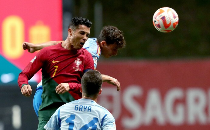 Portugals Cristiano Ronaldo (l) in Aktion gegen die Spanier Pau Torres (hinten) und Gaya.