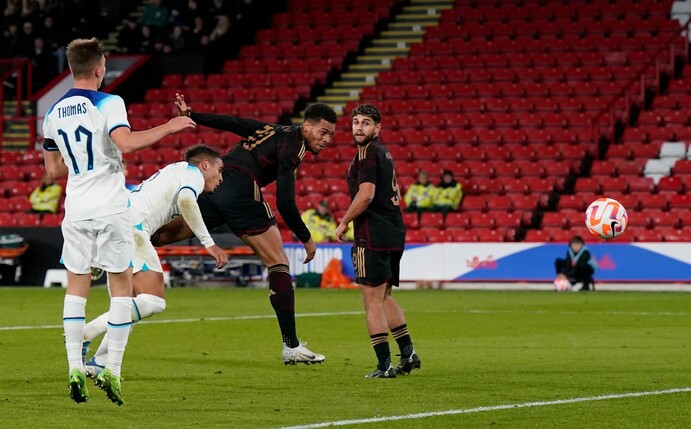 Deutschlands Felix Nmecha (3.v.l) trifft zum 1:0 gegen England.