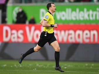 Schiedsrichter Felix Zwayer läuft über das Spielfeld. Schiedsrichter Felix Zwayer läuft über das Spielfeld.