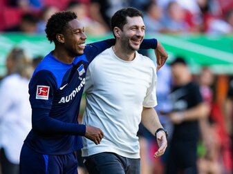 Herthas Jean-Paul Boetius (l) und Cheftrainer Sandro Schwarz nach einem Spiel. Herthas Jean-Paul Boetius (l) und Cheftrainer Sandro Schwarz nach einem Spiel.