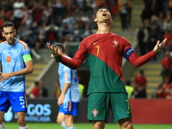 Portugals Cristiano Ronaldo ärgert sich nach einer verpassten Torchance. Portugals Cristiano Ronaldo ärgert sich nach einer verpassten Torchance.