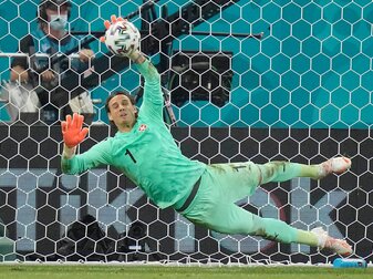 Der Schweizer Torwart Yann Sommer pariert einen Elfmeter. Der Schweizer Torwart Yann Sommer pariert einen Elfmeter.