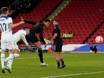 Deutschlands Felix Nmecha (3.v.l) trifft zum 1:0 gegen England. Deutschlands Felix Nmecha (3.v.l) trifft zum 1:0 gegen England.