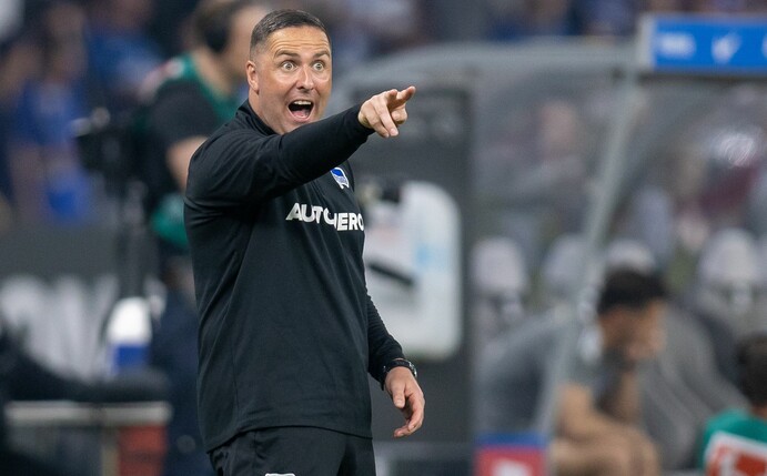 Trainer Mark Fotheringham ruft seinem Team etwas zu.