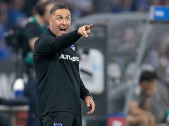 Trainer Mark Fotheringham ruft seinem Team etwas zu. Trainer Mark Fotheringham ruft seinem Team etwas zu.
