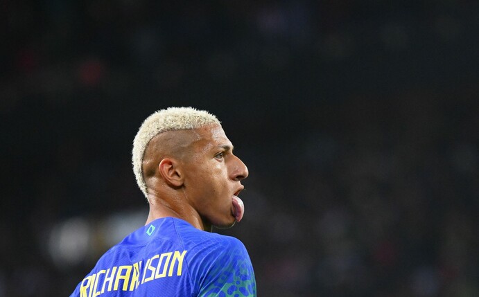 Der brasilianische Stürmer Richarlison freut sich, nachdem er getroffen hat.