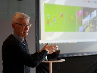 Schiedsrichter-Boss Fröhlich beklagt mangelnde Wertschätzung Schiedsrichter-Boss Fröhlich beklagt mangelnde Wertschätzung