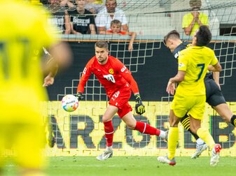 Dortmunds Torwart Alexander Meyer (l-r) klärt den Ball vor Villarreals Gerard Moreno und BVB-Verteidiger Nico Schlotterbeck. Dortmunds Torwart Alexander Meyer (l-r) klärt den Ball vor Villarreals Gerard Moreno und BVB-Verteidiger Nico Schlotterbeck.