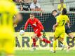 Dortmunds Torwart Alexander Meyer (l-r) klärt den Ball vor Villarreals Gerard Moreno und BVB-Verteidiger Nico Schlotterbeck.