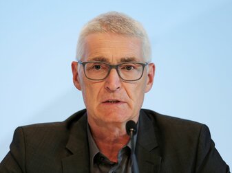 Lutz Michael Fröhlich, Sportlicher Leiter Elite-Schiedsrichter, sitzt bei einem Workshop auf dem Podium. Lutz Michael Fröhlich, Sportlicher Leiter Elite-Schiedsrichter, sitzt bei einem Workshop auf dem Podium.