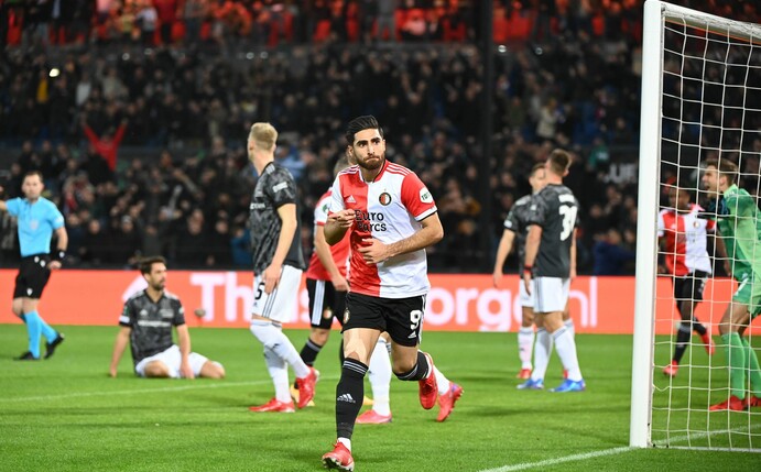 Rotterdams Alireza Jahanbakhsh (M) jubelt, nachdem er gegen Union Berlin zum 1:0 getroffen hat.