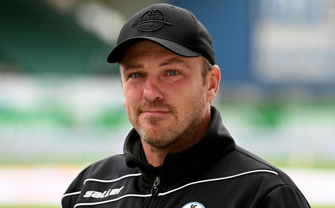 Zweitligist SC Paderborn und Trainer Lukas Kwasniok haben ihre Zusammenarbeit vorzeitig bis zum Sommer 2025 verlängert.