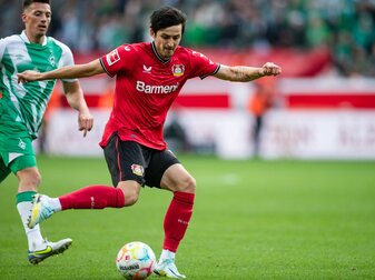 Leverkusens Sardar Azmoun spielt den Ball. Leverkusens Sardar Azmoun spielt den Ball.